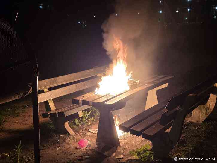 Tafel vliegt in brand, brandweer voorkomt erger