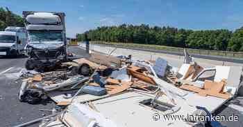 Schlüsselfeld: Komplett zerstörter Wohnwagen liegt auf der A3
