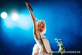 Pommelien Thijs sluit laatste festivaldag van Rijvers af: “Haar enige tussenstop in Oost-Vlaanderen”