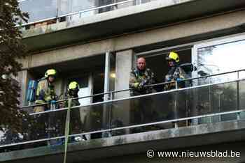 Tiental appartementen ontruimd na brand op terras van flat: hulpdiensten komen met grote middelen ter plaatse