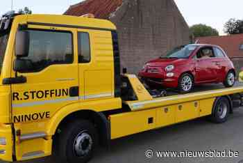 Bestuurster raakt verblind door de zon en botst op asverschuiving en verlichtingspaal