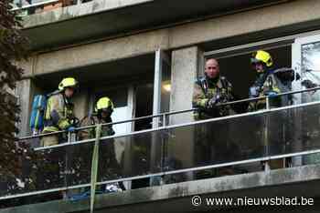 Tiental appartementen ontruimd na brand op terras van flat: hulpdiensten komen met grote middelen ter plaatse