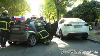 Jenfelder Straße: Smart rammt Tesla – Frau aus Auto geschnitten