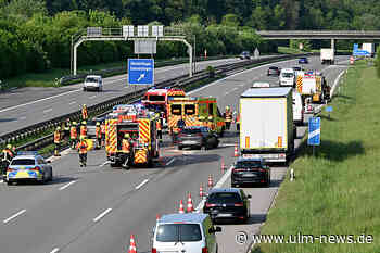 Reifenplatzer sorgt für schweren Unfall auf der A 8 - ein Auto überschlägt sich mehrfach