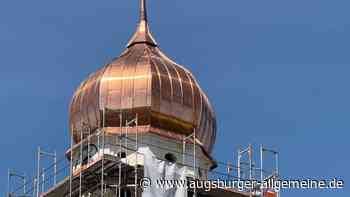 Neuer Kupferglanz für die Kirchturmzwiebel in Asch