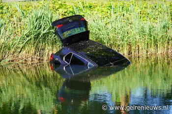 Auto rijdt kanaal in