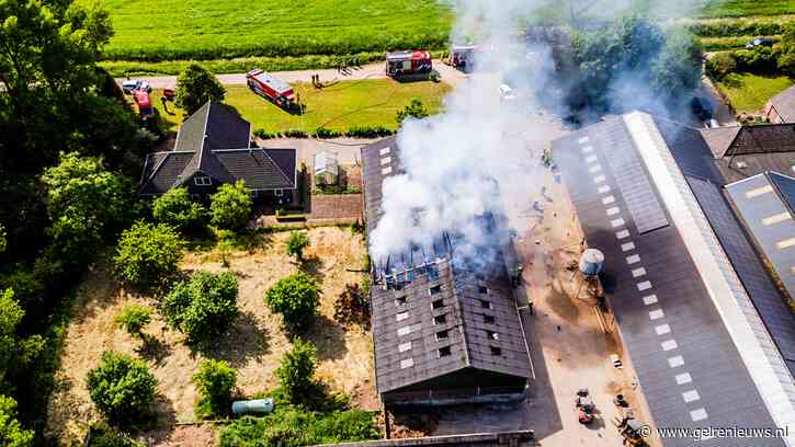 (UPDATE) Uitslaande brand in grote schuur bij boerderij