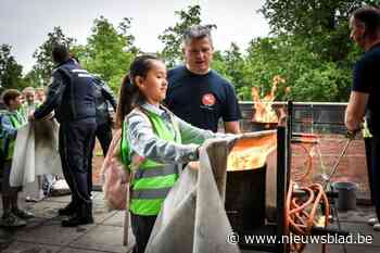 Hasselt leert jonge scholieren een frietketel blussen en evacueren uit verongelukte bus: “We zijn hiermee pionier in Limburg en Vlaanderen”