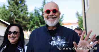 Dit is de kunstenaar die 40 regeringsleiders naar Tirana haalt