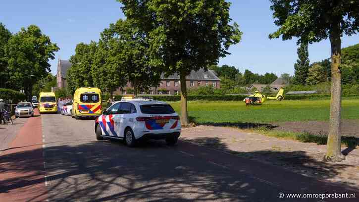 Fietsster zwaargewond na botsing met auto, traumahelikopter opgeroepen