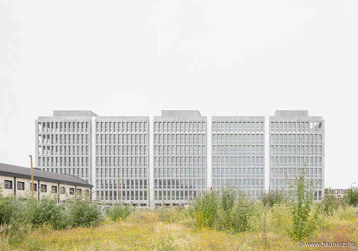 Kolossale Landung in Aubervilliers - Büro- und Hotelkomplex bei Paris von KAAN Architecten