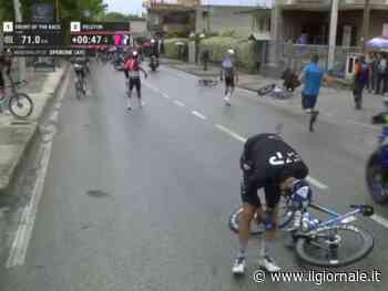 Giro d’Italia, strade viscide, tutti giù per terra. Hindley ritirato, gara neutralizzata