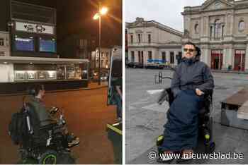 Jonas (28) moet drie uur wachten in verlaten station tot rolstoeltaxi eindelijk opdaagt: “Je staat machteloos”