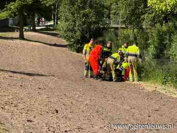 Man met scootmobiel te water, door omstanders gered