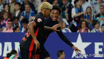 Derby kurz unterbrochen: Auto fährt in Fußballfans in Barcelona