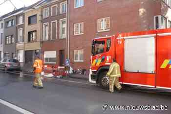 Woedende man kiepert inboedel appartement door venster in drukke straat