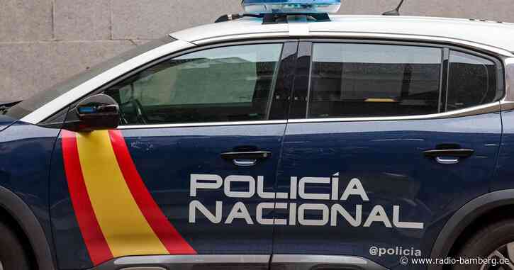 Auto fährt in Barcelona in wartende Fußballfans