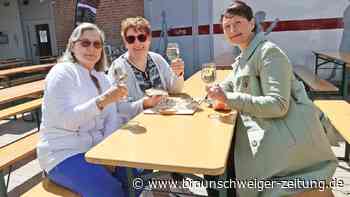 Mit Sonne: So lief der erste Tag des Weinfestes in Wolfsburg