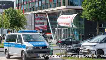 Klimaproteste bei VW: Prominenter Zeuge im Schwitzkasten