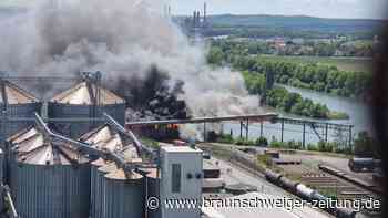 Großbrand in Salzgitter: Wehr löscht Feuer auf Förderband