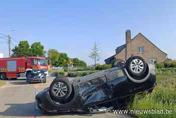 Wagen belandt op zijn dak na botsing op kruispunt, vier mensen overgebracht naar ziekenhuis