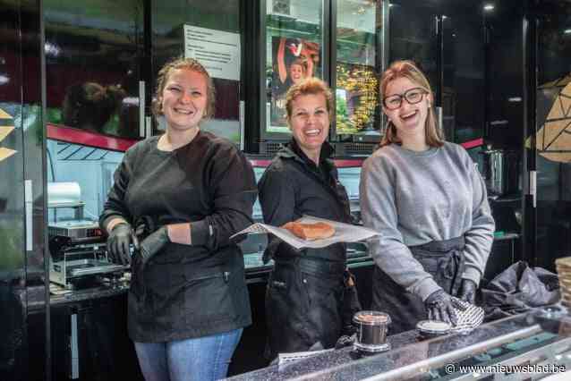 Door klacht mag visboer Lies (50) niet meer op de markt verkopen, dus zet ze kraam nu op eigen oprit: “Er was veel volk”