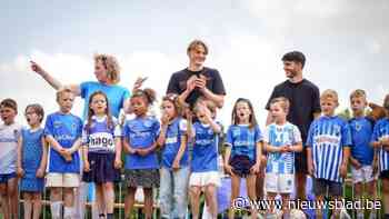 Leerlingen van De Stapsteen krijgen bezoek van KRC Genks-spelers Smets en Oyen