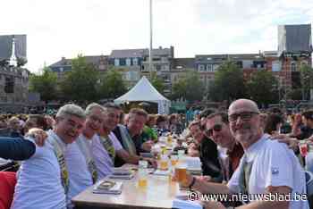FOTO. Oud-studenten drinken en zingen uit volle borst tijdens Beiaardcantus voor alumni