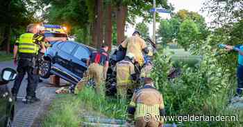Auto’s belanden in sloot na ernstig ongeval: traumahelikopter ingezet, meerdere gewonden