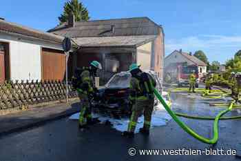Auto brennt plötzlich während der Fahrt: Einsatz in Altenbeken