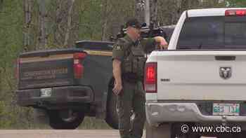 Cottagers, businesses rush to get out after Whiteshell Provincial Park closes due to wildfires