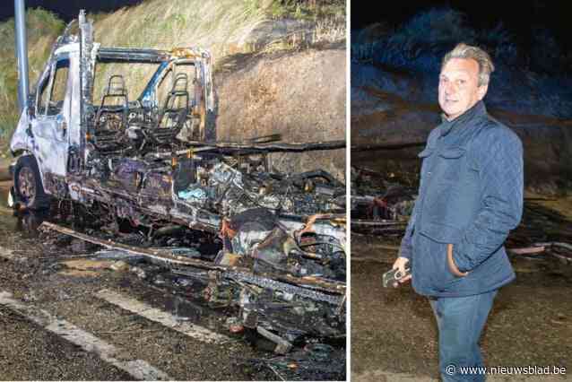 Nieuwe kampeerauto van Christ (62) brandt uit terwijl hij met vrouw op restaurant zit: “Plots werden we gebeld door de politie”