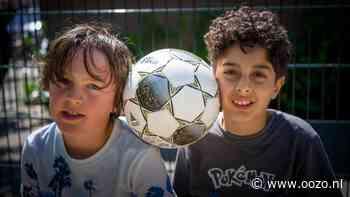 Youke en Sameeh (9) praten over rupsen, voetbal en oorlog