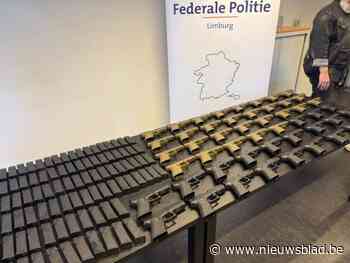 Van Kalasjnikovs tot zelfgemaakte slagwapens: deze buit trof politie aan bij wapenhandelaars in Limburg