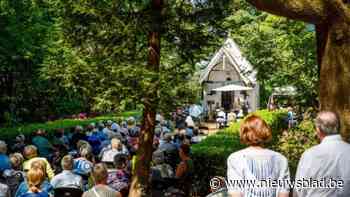 Bedevaarders bezoeken kapel van Rhoode en krijgen koffiekoeken