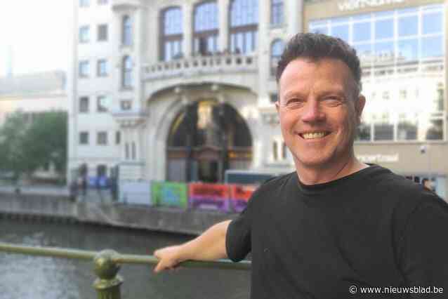 FIlip (55) brengt nieuw zwartjassenfestijn naar Vooruit: “Er komen fans uit wel twintig landen naar Gent”