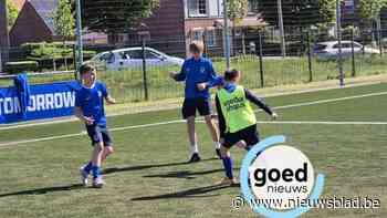 G-voetballertjes en hun ouders leren elkaar beter kennen op terreinen van KRC Genk Ladies