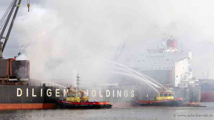 Lading moeilijk bereikbaar, brandweer pompt water in schip