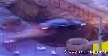 KIJK | Dronken Rus vliegt met auto over kuil tijdens achtervolging