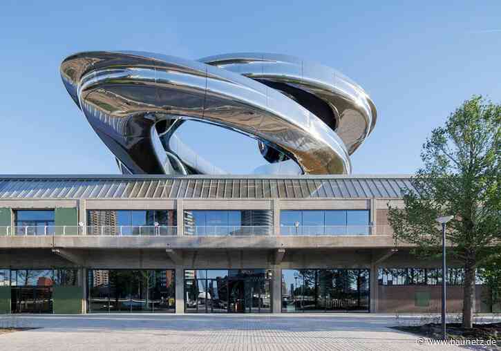 Tornado über dem Hafen - Museum in Rotterdam von MAD