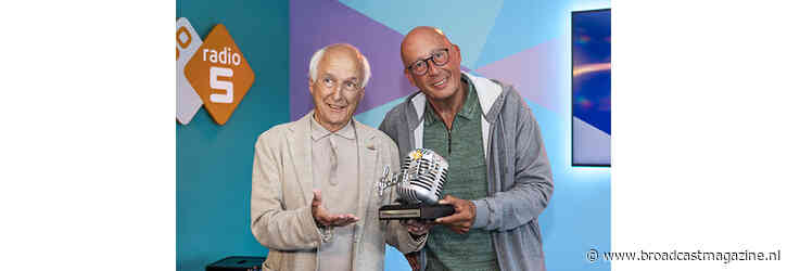 Peter Koelewijn ontvangt NPO Radio 5 Evergreen Award