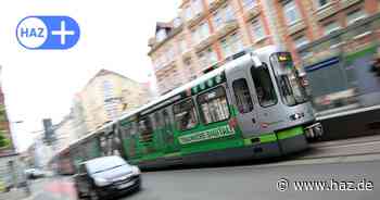 Unfall in Hannover: Auto kollidiert auf Bischofsholer Damm mit Stadtbahn