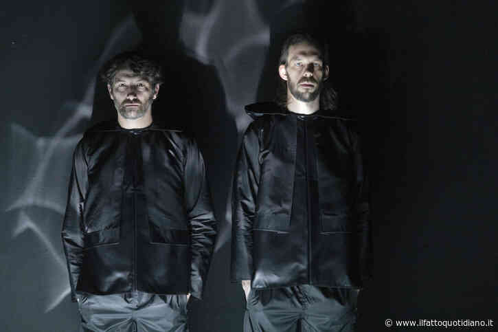 La forza della parola per riflettere sulla vita, la morte il sentimento: “Io sono il vento” accende un faro sullo spettatore immerso nel vortice cittadino e digitale