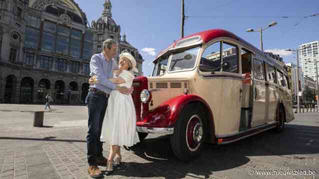 Engels koppel herbeleeft trouwdag met oldtimerbus in Kapellen: “Blij dat we dit dertig jaar later met onze kinderen kunnen beleven”