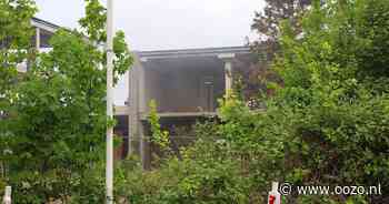 Flinke rookwolken door brand in slooppand in Waddinxveen