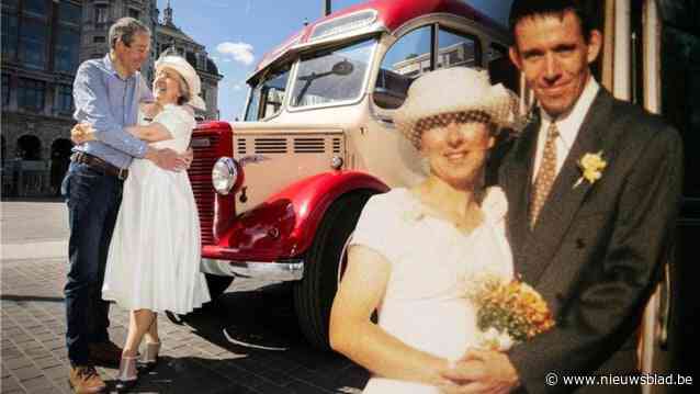 Engels koppel herbeleeft trouwdag met oldtimerbus en vindt die... in Kapellen: “Blij dat we dit dertig jaar later met onze kinderen doen”