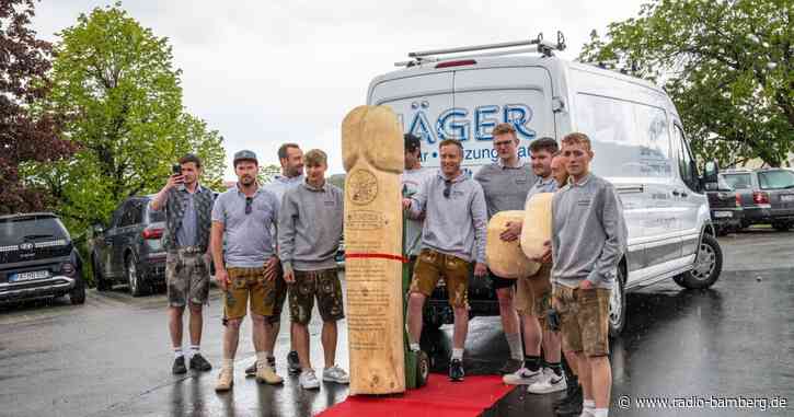 Holzpenis für einen guten Zweck versteigert