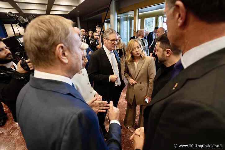 Meloni assente al vertice dei “volenterosi” a Tirana: “Noi contro l’invio di truppe, coerenza”. Macron: “Falso, si è parlato di cessate il fuoco”