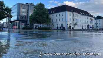 Wasserrohrbruch in Wolfsburg: Land unter auf zentraler Kreuzung