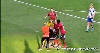 Bizarre beelden uit Zweden: supporter rent het veld op en wil speler van achteren slaan